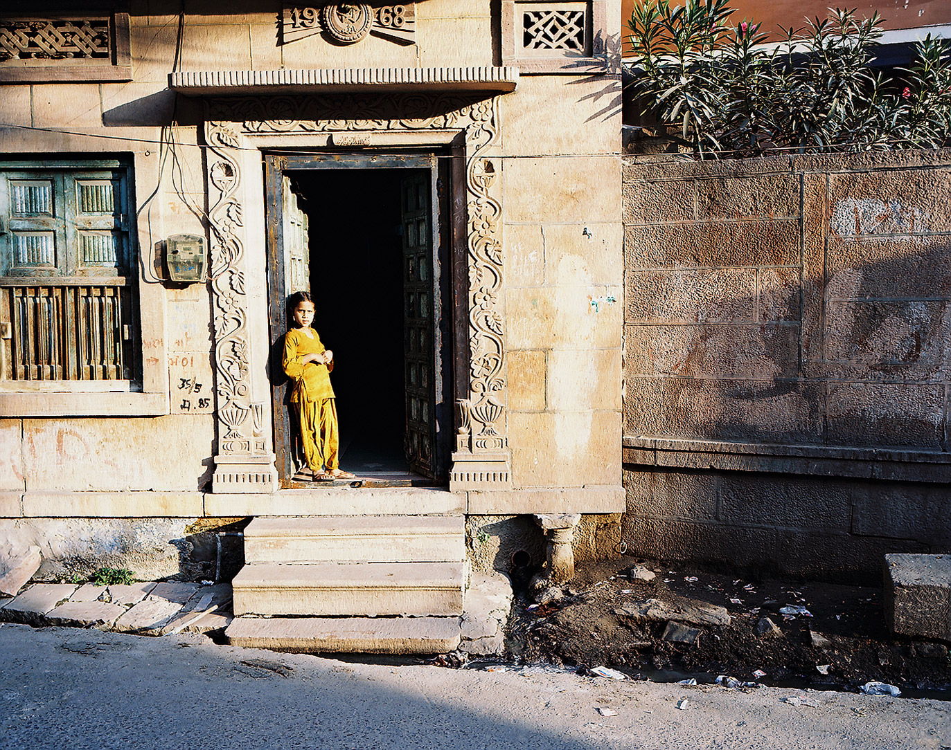 19_childindoorway